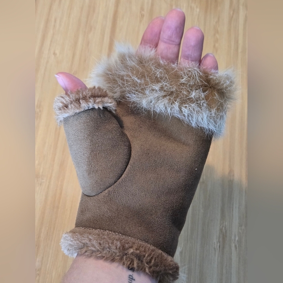 Cozy Tan Faux Fur & Faux Suede Mittens, OS - Picture 6 of 7